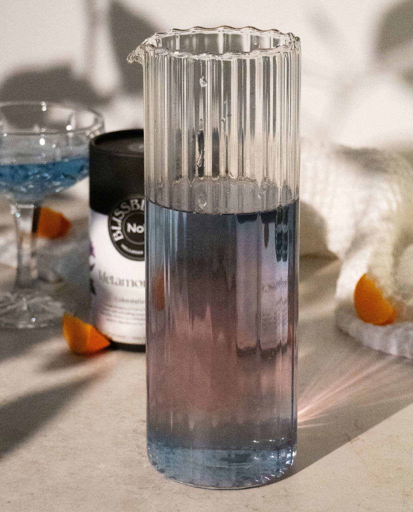 Color-changing purple tea – Metamorphose No.11 by BlissBlends, transforms from deep blue to turquoise depending on pH – soothing gut tea with citrus notes.