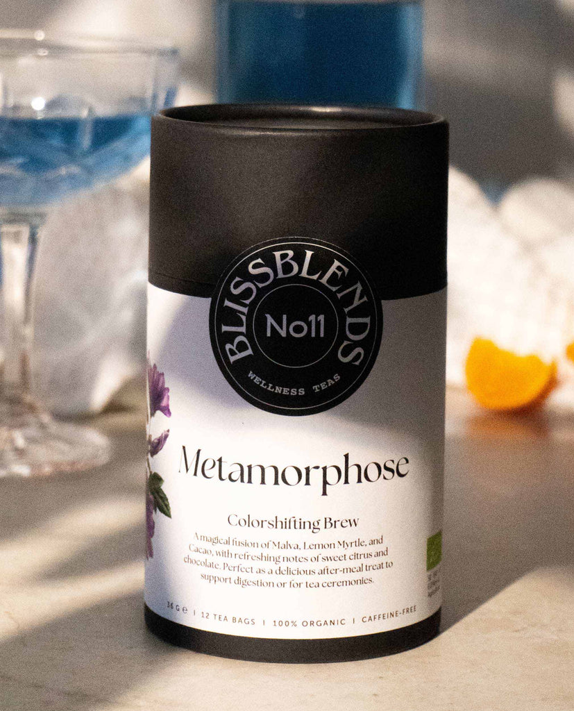 BlissBlends color-shifting herbal tea – Metamorphose No.11 with vivid blue-green hue – adaptogenic blend for stress and digestion with cacao and citrus.