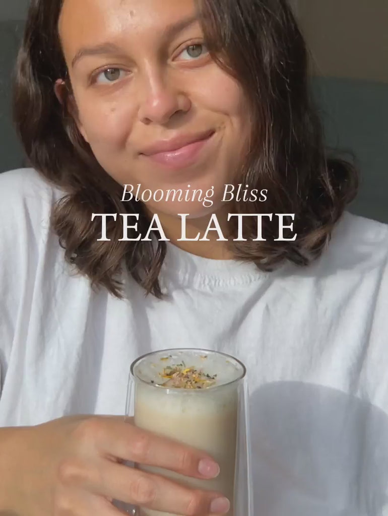 Blooming Bliss tea latte – creamy adaptogenic herbal tea made for focus and feminine calm. 100% organic, low caffeine, rooted in Swedish wellness.
